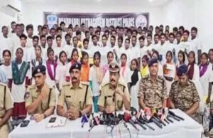 आईजी के समक्ष महिला-पुरुष समेत 86 नक्सलियों ने किया आत्मसमर्पण