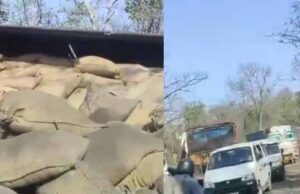 पेंड्रा बिलासपुर मुख्यमार्ग पर धान से लदा ट्रक पलटा