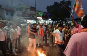 लचर कानून व्यवस्था के विरोध में मुख्यमंत्री ममता बनर्जी का पुतला दहन