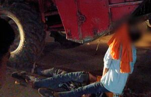 तीन बाइक सवार युवकों की हार्वेस्टर की चपेट में आने से मौत