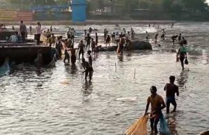 कनहर नदी में बने एनिकट का गेट अचानक खुला, बहा पानी , जल संकट की आशंका