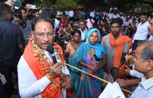 मुख्यमंत्री साय का हरगवां गांव में औचक दौरा
