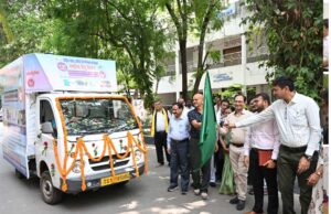 कलेक्टर ने डेंगू जागरूकता के लिए प्रचार रथ को दिखाई हरी झंडी