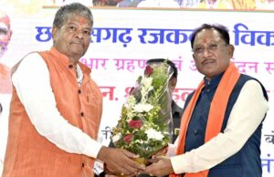 मुख्यमंत्री साय छत्तीसगढ़ रजककार विकास बोर्ड के नवनियुक्त अध्यक्ष के पदभार ग्रहण कार्यक्रम में हुए शामिल