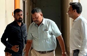 रीवा लोकायुक्त ने कार्रवाई करते हुए 15 हजार रिश्वत लेते ग्राम पंचायत सचिव को दबोचा