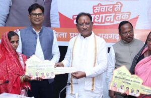 मुख्यमंत्री ने बिरहोर महिलाओं को सौंपी पक्के आवास की चाबी