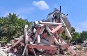 सीतापुर में 5 करोड़ की लागत से बनी टंकी भरभराकर गिरी, गांव में फैला हजारों लीटर पानी