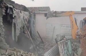 संभल में जिला प्रशासन ने भाजपा नेता गुलफाम सिंह हत्या मामले में आरोपियों द्वारा किए गए अवैध कब्जे पर चलाया बुलडोज