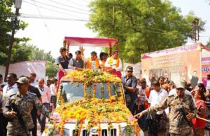 मुख्यमंत्री डॉ. यादव ने भारत माता की जय और वंदे मातरम के उद्घोष के साथ आम जनता पर की फूलों की वर्षा