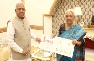 राज्यपाल मंगुभाई पटेल से उत्तरप्रदेश की राज्यपाल श्रीमती आनंदीबेन पटेल की सौजन्य भेंट