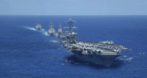 ईरान का बड़ा हमला: अमेरिकी युद्धपोत अब्राहम लिंकन पर दागीं मिसाइलें, दी सख्त चेतावनी