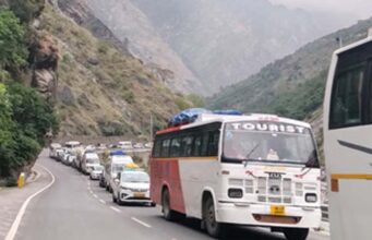जोशीमठ में 7 किमी लंबा जाम, गर्मी और छुट्टियों में वाहनों का भारी दबाव