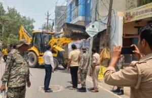 वृंदावन परिक्रमा मार्ग में अतिक्रमण हटाया गया, श्रद्धालुओं को राहत