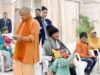 लखनऊ में ‘जनता दर्शन’: सीएम योगी ने सुनी फरियाद, बिहार से आई महिला का भावुक पल