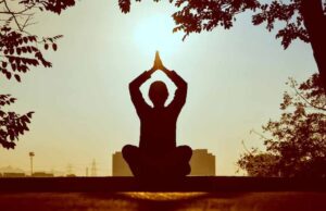 जीवन की दौड़ या मानसिक कैद? गरुड़ पुराण के अनुसार मोक्ष का असली अर्थ