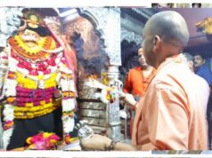 बाबा विश्वनाथ व काल भैरव के दरबार में माथा टेका मुख्यमंत्री योगी आदित्यनाथ ने