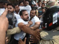 लखनऊ में वकीलों पर लाठीचार्ज, अवैध चैंबर हटाने के दौरान मचा हंगामा
