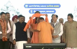 सीएम योगी ने बंगाल के नए मुख्यमंत्री को भगवा अंगवस्त्र पहनाया