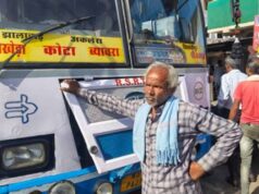 राजगढ़ में अनाज गायब होने पर मजदूर का हंगामा, सड़क पर धरने पर बैठकर रोकी बस
