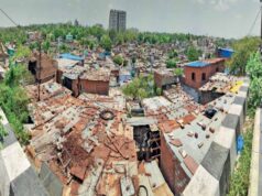 टूटी झुग्गियों पर नया विवाद: शासकीय कर्मचारियों ने भी आवास के लिए किया दावा