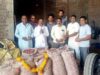 MP में किसानों का अनोखा विरोध, प्याज की बोरियों को पहनाई माला, बोले- खेती घाटे का सौदा