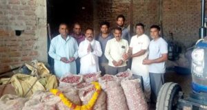 MP में किसानों का अनोखा विरोध, प्याज की बोरियों को पहनाई माला, बोले- खेती घाटे का सौदा