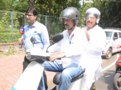 प्रधानमंत्री के आहवान पर लग्जरी कार छोड़ इलेक्ट्रिक स्कूटी से मंत्रालय पहुंचे ऊर्जा मंत्री तोमर