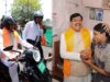 स्कूटी से 12वीं टॉपर चांदनी के घर पहुंचे CM मोहन यादव, तंग गलियों में देख लोग रह गए हैरान