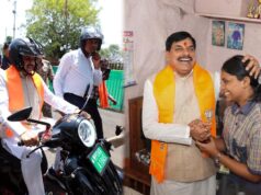 स्कूटी से 12वीं टॉपर चांदनी के घर पहुंचे CM मोहन यादव, तंग गलियों में देख लोग रह गए हैरान