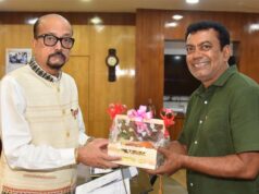 राज्यपाल डेका को जगदलपुर के ट्री मैन ने भेंट की मियाजाकी आम