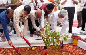 वाणिज्य एवं उद्योग मंत्री लखन लाल देवांगन तथा आवास एवं पर्यावरण मंत्री ओ.पी. चौधरी ने गारमेंट मैन्युफैक्चरिंग यूनिट का किया भूमिपूजन