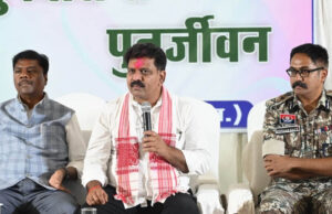 रायपुर : पुनर्वासित युवाओं से मिले उप मुख्यमंत्री विजय शर्मा और वन मंत्री केदार कश्यप