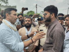 रतलाम से पैदल भोपाल पहुंचे दो कांग्रेस कार्यकर्ता, निष्कासन के विरोध में PCC कार्यालय के बाहर धरने पर बैठे