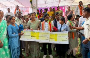 बस्तर की बेटियों ने पेश की सफलता की मिसाल, तेंदूपत्ता संग्राहक परिवारों की रुद्राणी और डालेश्वरी ने बढ़ाई अंचल की शान