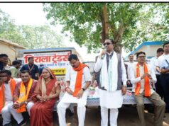 आम की छांव में मुख्यमंत्री की चौपाल: खाट पर बैठे, ग्रामीणों की सुनी बात, मौके पर दिए समाधान