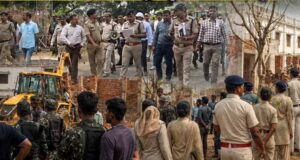 बलरामपुर में बुलडोजर एक्शन, 23 अवैध मकान ढहाए; 7 एकड़ सरकारी जमीन अतिक्रमण से मुक्त
