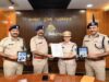 डीजीपी कैलाश मकवाणा से किलिमंजारो फतह करने वाली निरीक्षक मती दीपिका गौतम ने सौजन्य भेंट की