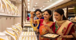 Gold Rate Fall: सिर्फ एक वजह से 6 महीने के निचले स्तर पर पहुंचा सोना, अभी खरीदें या करें इंतजार?