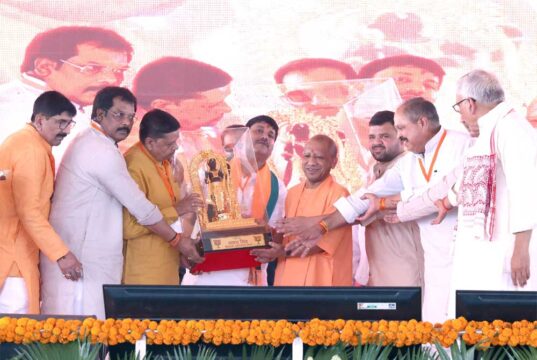 मंच पर मुख्यमंत्री के आने के बाद से पंडाल में गूंजता रहा जय राम व बुलडोजर बाबा का जयघोष
