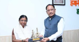 मुख्यमंत्रीविष्णु देव साय से पद्मश्री डॉ. बुधरी ताती ने की सौजन्य मुलाकात