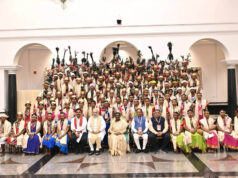 राष्ट्रपति द्रौपदी मुर्मु से छत्तीसगढ़ के बस्तर पंडुम-2026 के विजेताओं, परगना मांझी और पद्म पुरस्कार विजेताओं के प्रतिनिधिमंडल ने मुलाकात की