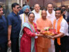 UP Mango Festival: आधा किलो का आम देख CM योगी हुए खुश, प्रदर्शनी में आकर्षण का बना केंद्र