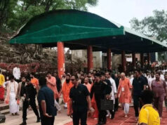 चित्रकूट दौरे पर CM योगी, कामदगिरि की परिक्रमा कर बरहा हनुमान मंदिर में की पूजा-अर्चना
