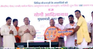 सपनों को मिले पंख: अमरोहा में सीएम योगी ने बांटी खुशियों की चाबी और स्वावलंबन के चेक