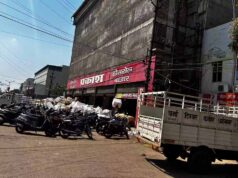 Raipur News: पंडरी कपड़ा मार्केट की सबसे पुरानी होलसेल दुकान से हटाया गया अवैध कब्जा