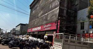Raipur News: पंडरी कपड़ा मार्केट की सबसे पुरानी होलसेल दुकान से हटाया गया अवैध कब्जा