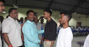 छू लो आसमान के सफल विद्यार्थियों का वन मंत्री केदार कश्यप ने किया सम्मान