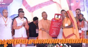 मुख्यमंत्री योगी ने मैनपुरी में लाभार्थियों को वितरित किए चेक, स्वीकृति पत्र व टूलकिट