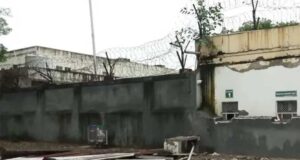 पाकिस्तान की हरकत का दिल्ली से जवाब, हाई कमीशन के बाहर सुरक्षा ढांचा हटाने पहुंचा बुलडोजर
