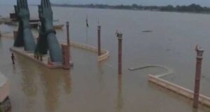 वाराणसी में गंगा का विकराल रूप, अस्सी से नमो घाट तक 84 घाट जलमग्न; बाढ़ को लेकर अलर्ट